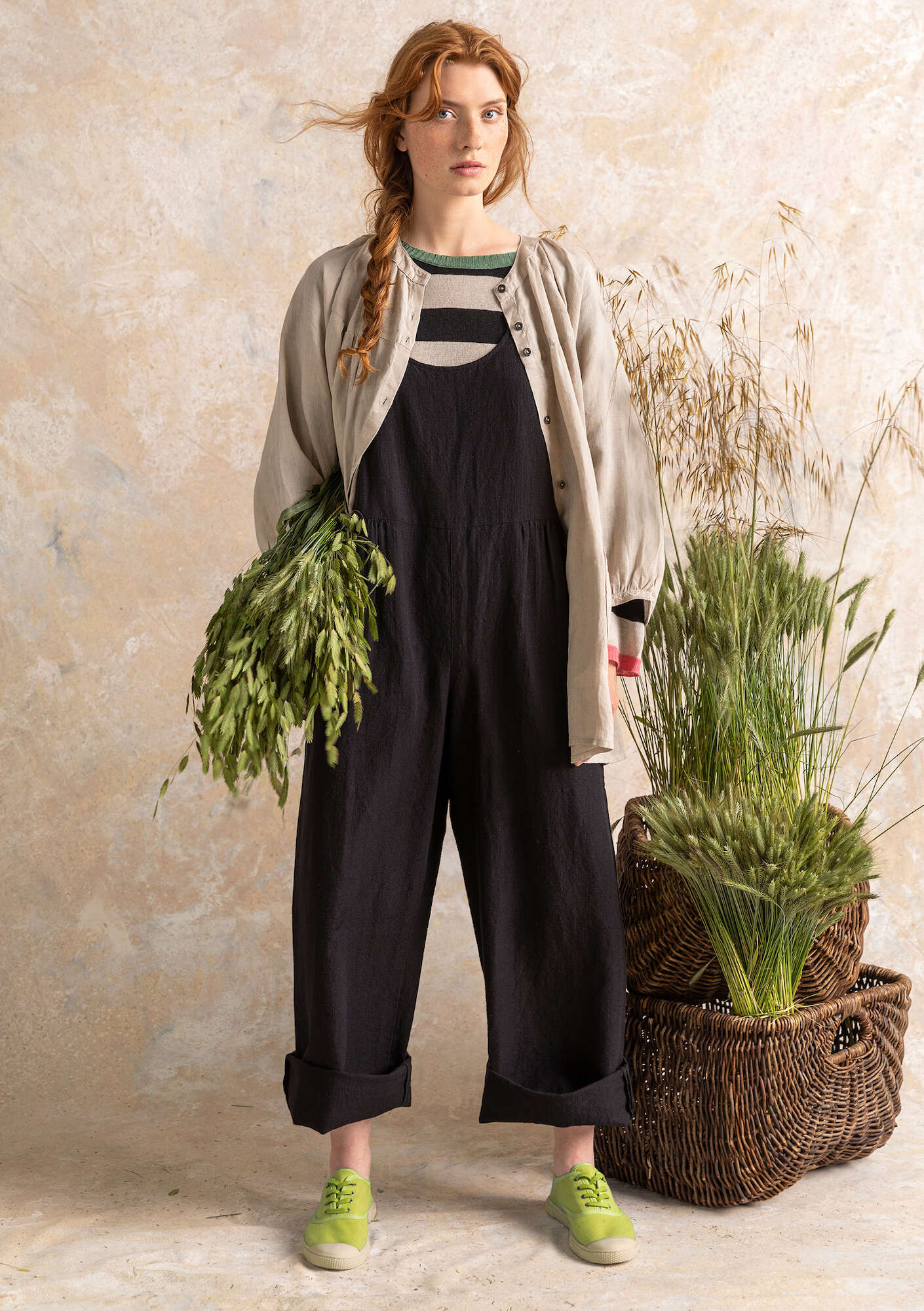 “Harvest” bib overalls in organic cotton/linen black thumbnail