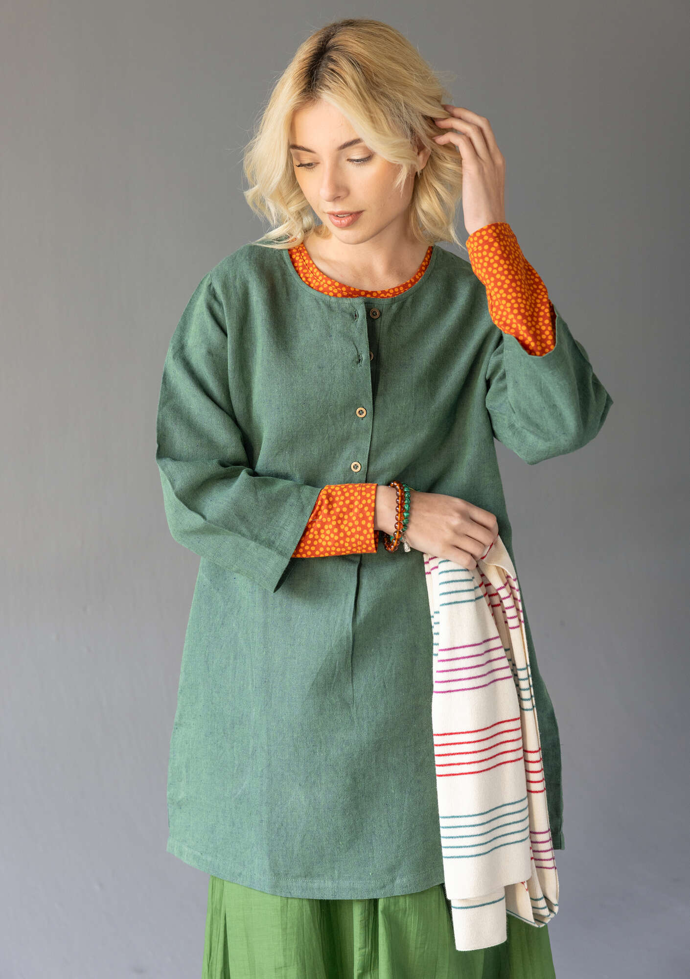 Sylvi” checked/solid-colored blouse in linen gudrunsjoden.com