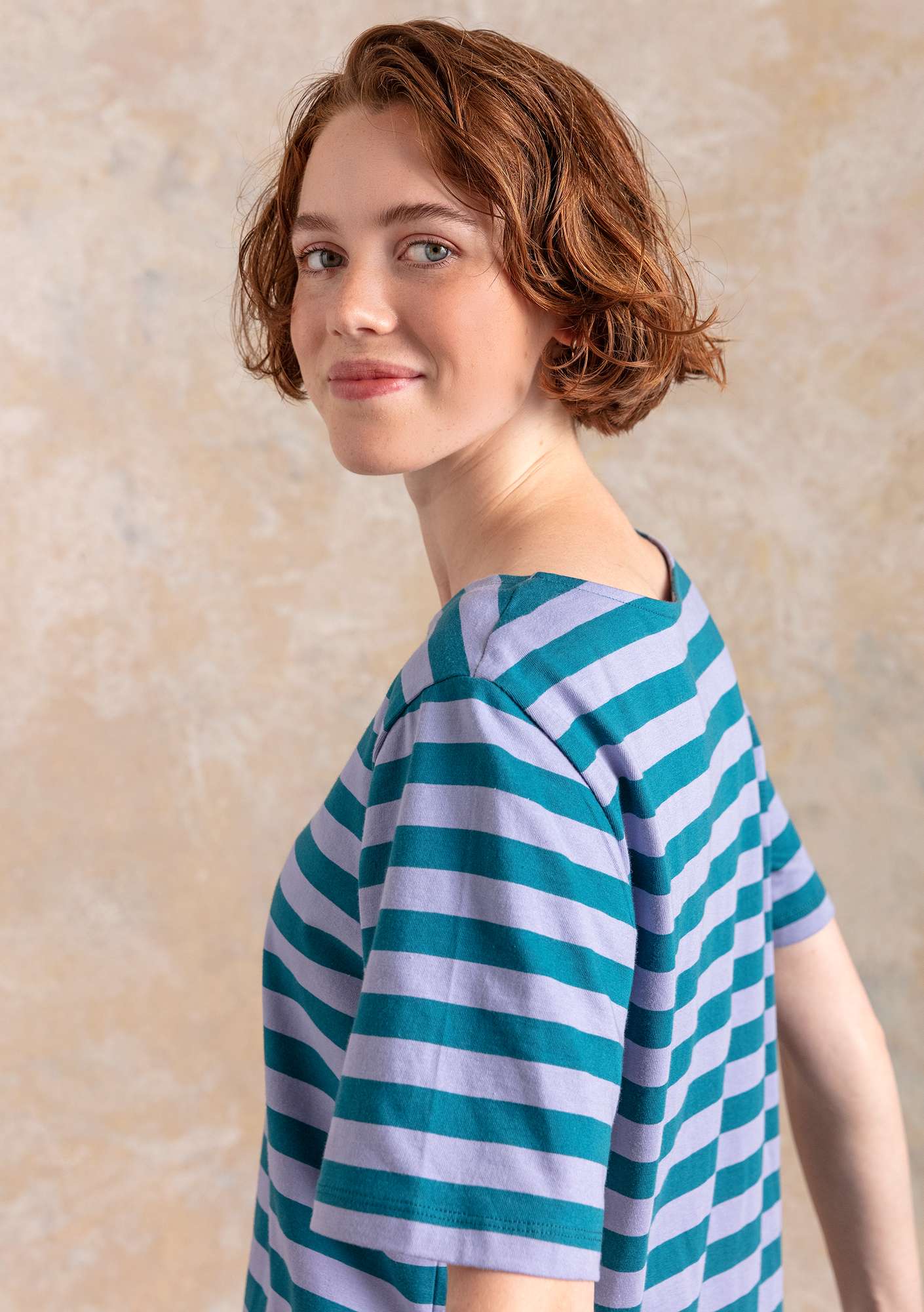 Stripete T-skjorte i økologisk bomull petrol/lavendel