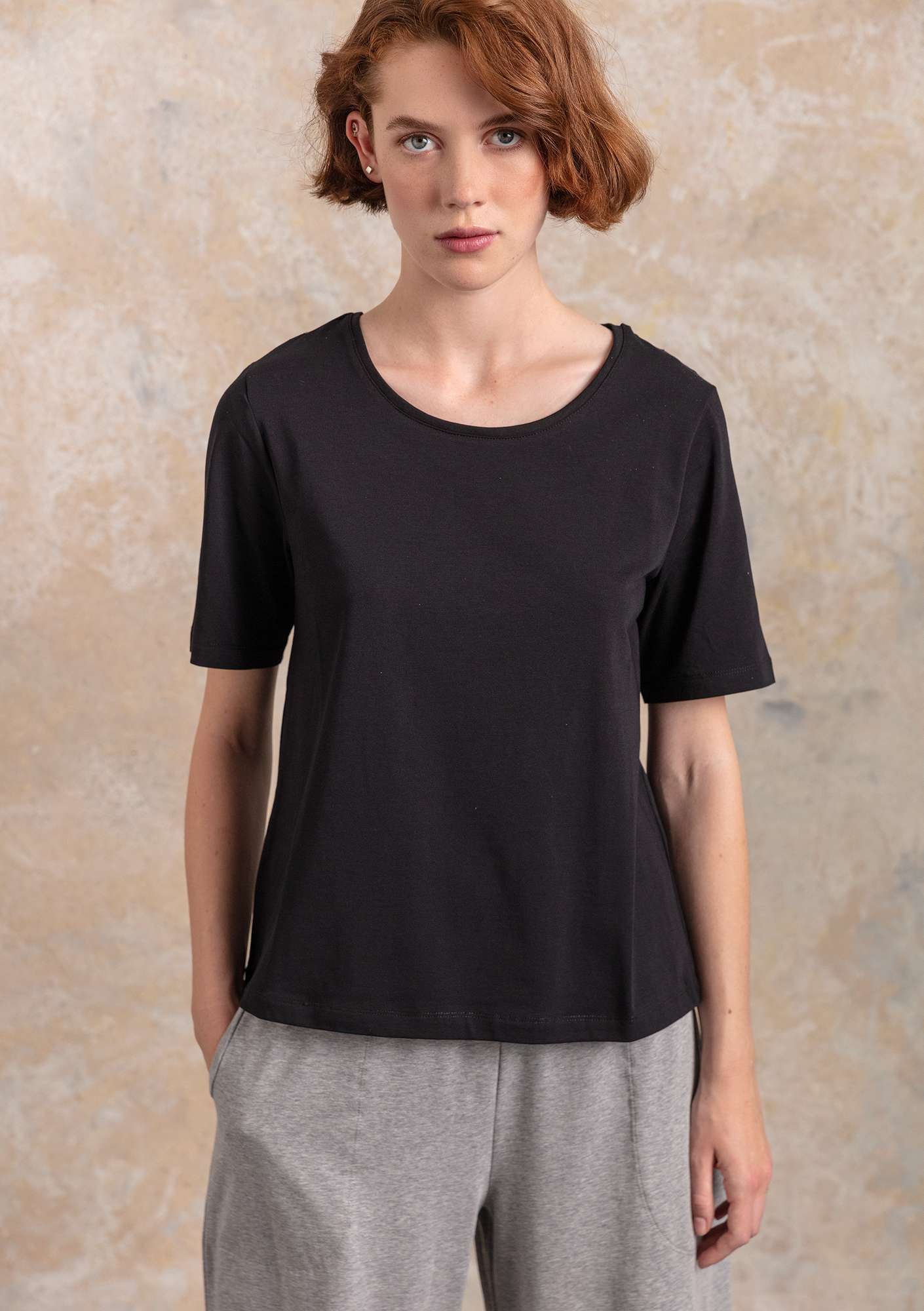 T-skjorte «Iliana» i økologisk bomull /elastan svart thumbnail