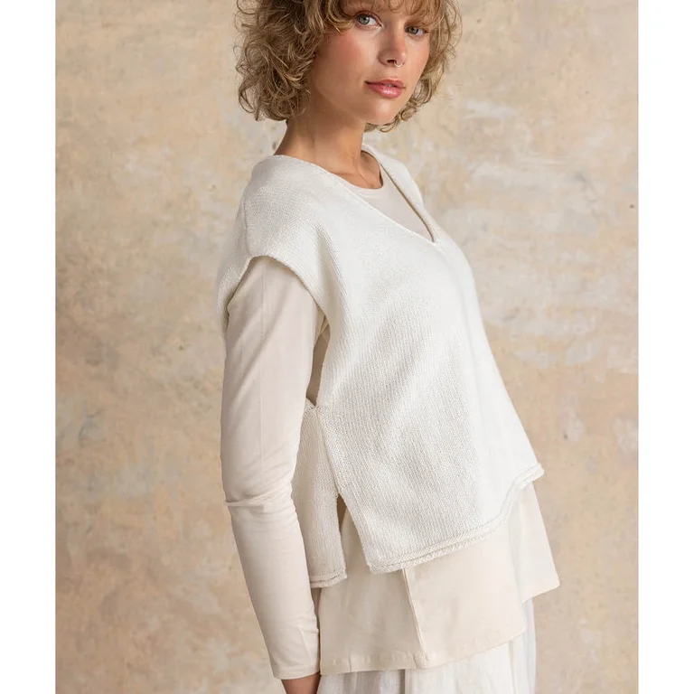 Een vrouw in laagjes witte basics van Gudrun Sjödén.