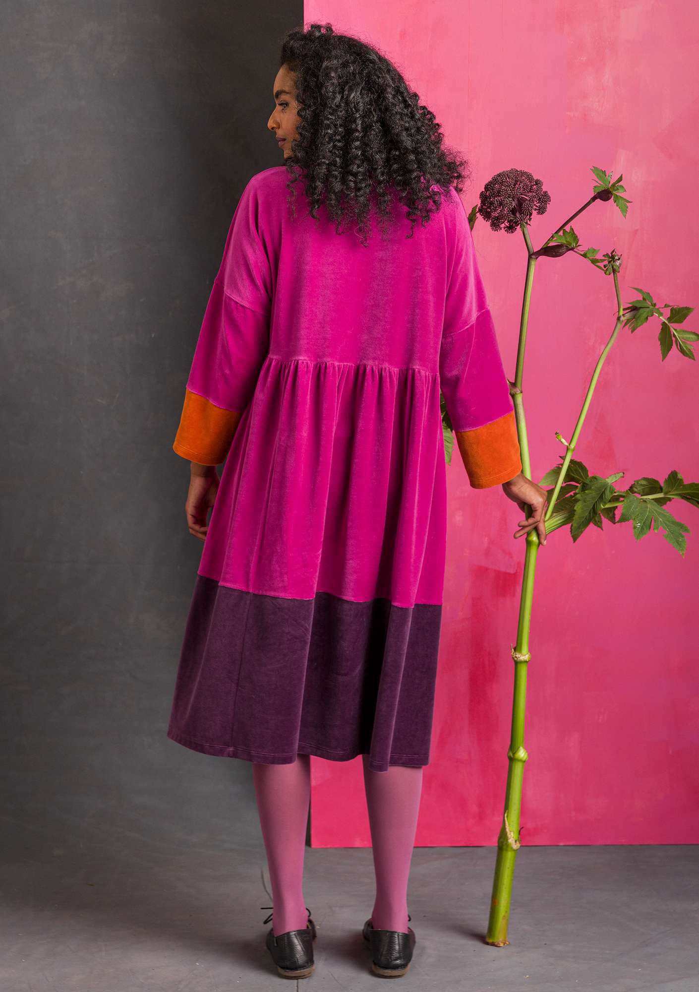Velour dress in organic cotton/recycled polyester cochineal