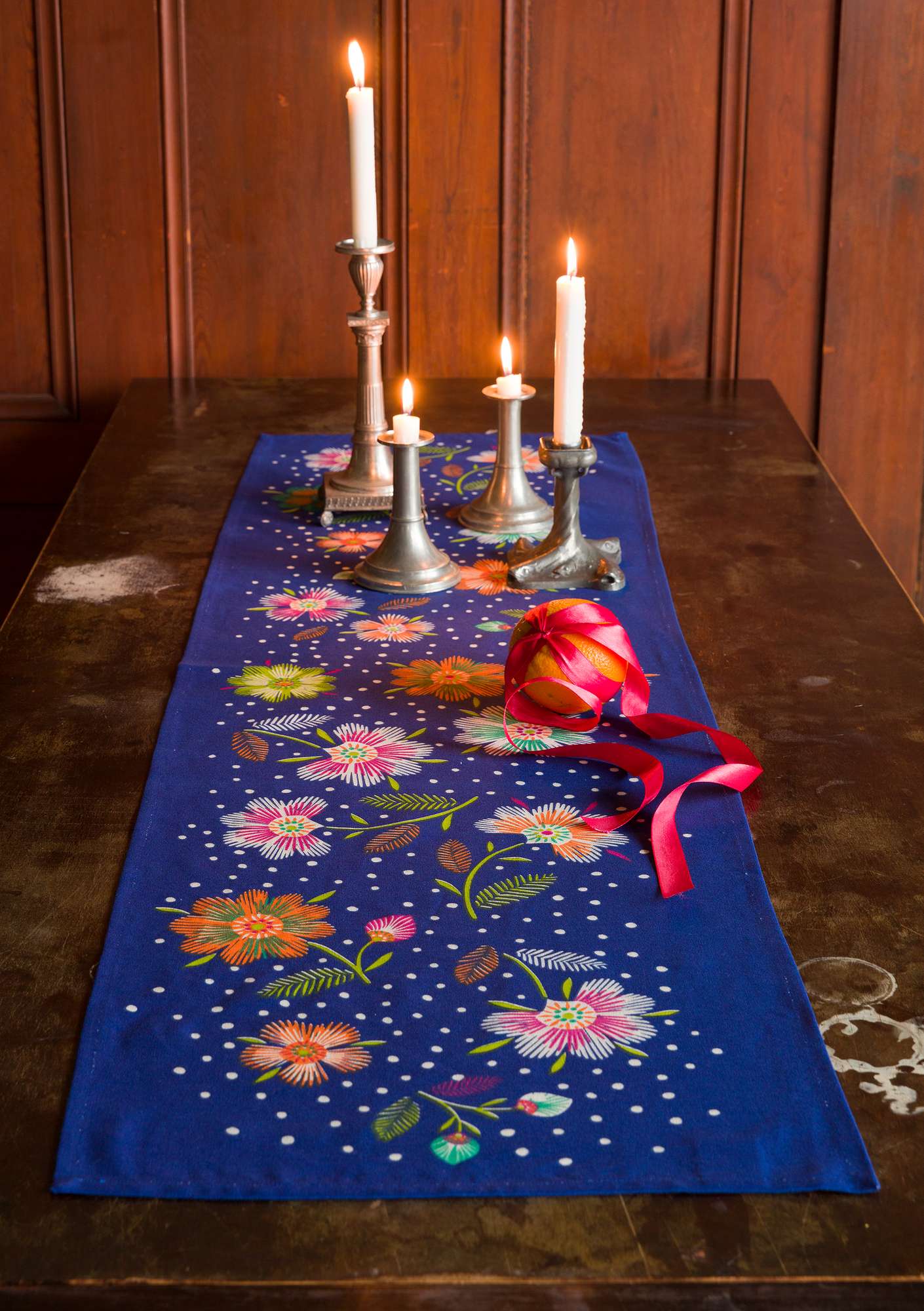 Tischläufer „Margrethe“ aus Öko-Baumwolle tiefblau