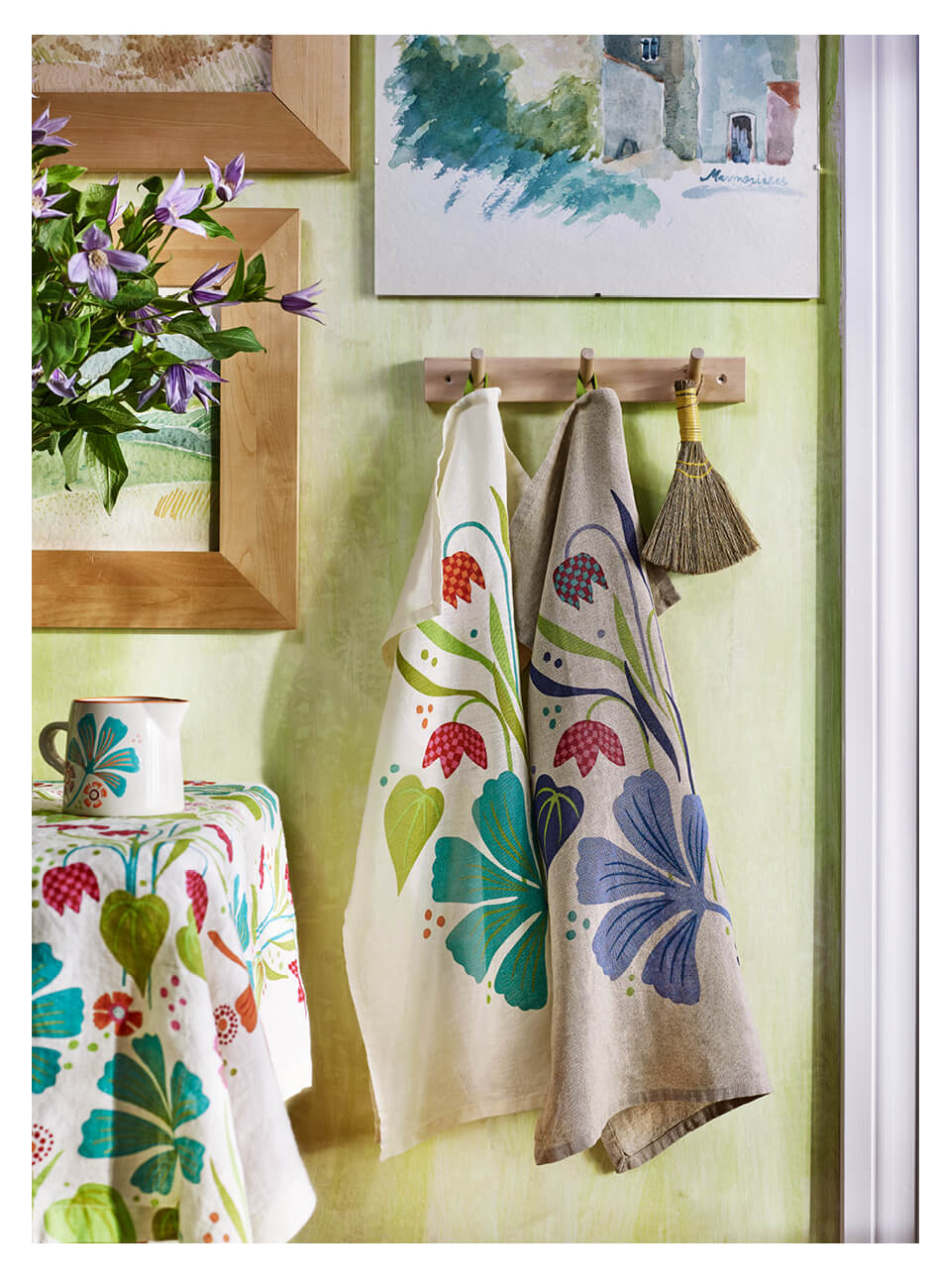 Enjoy the earlybird price on our “Ängslilja” linen tea towel