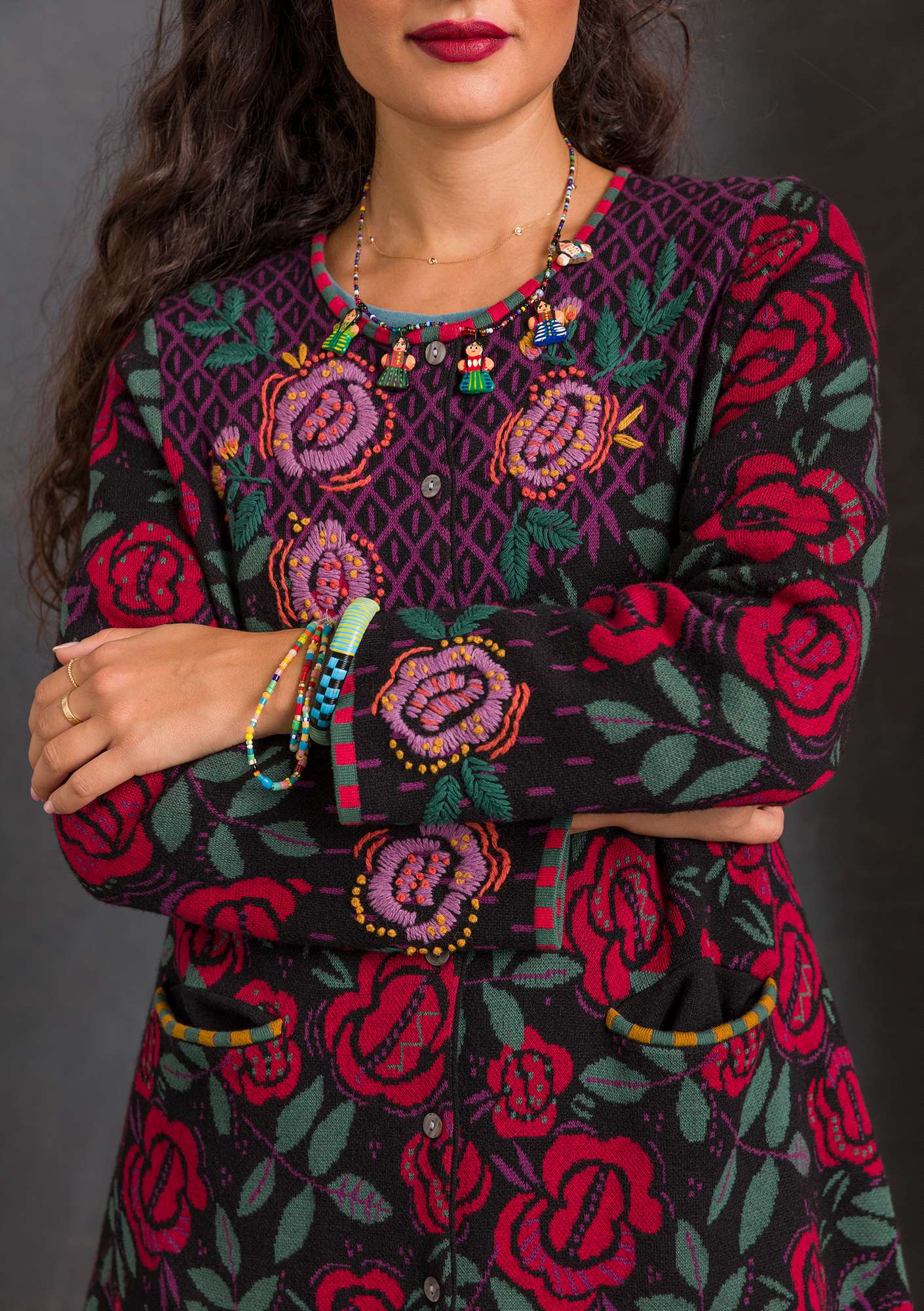 Hand-embroidered “China Rose” cardigan in wool/organic cotton black