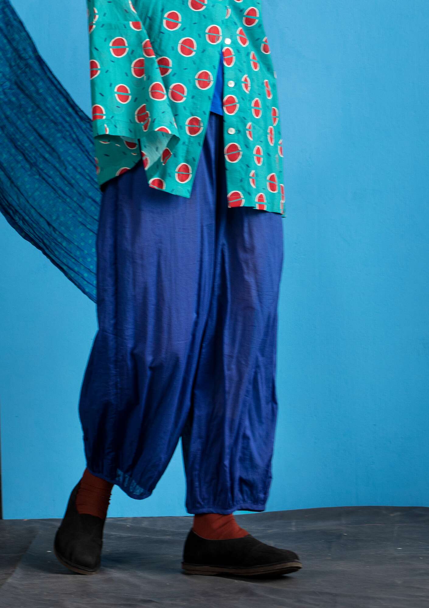 “Fruits” trousers in woven organic/recycled cotton klein blue