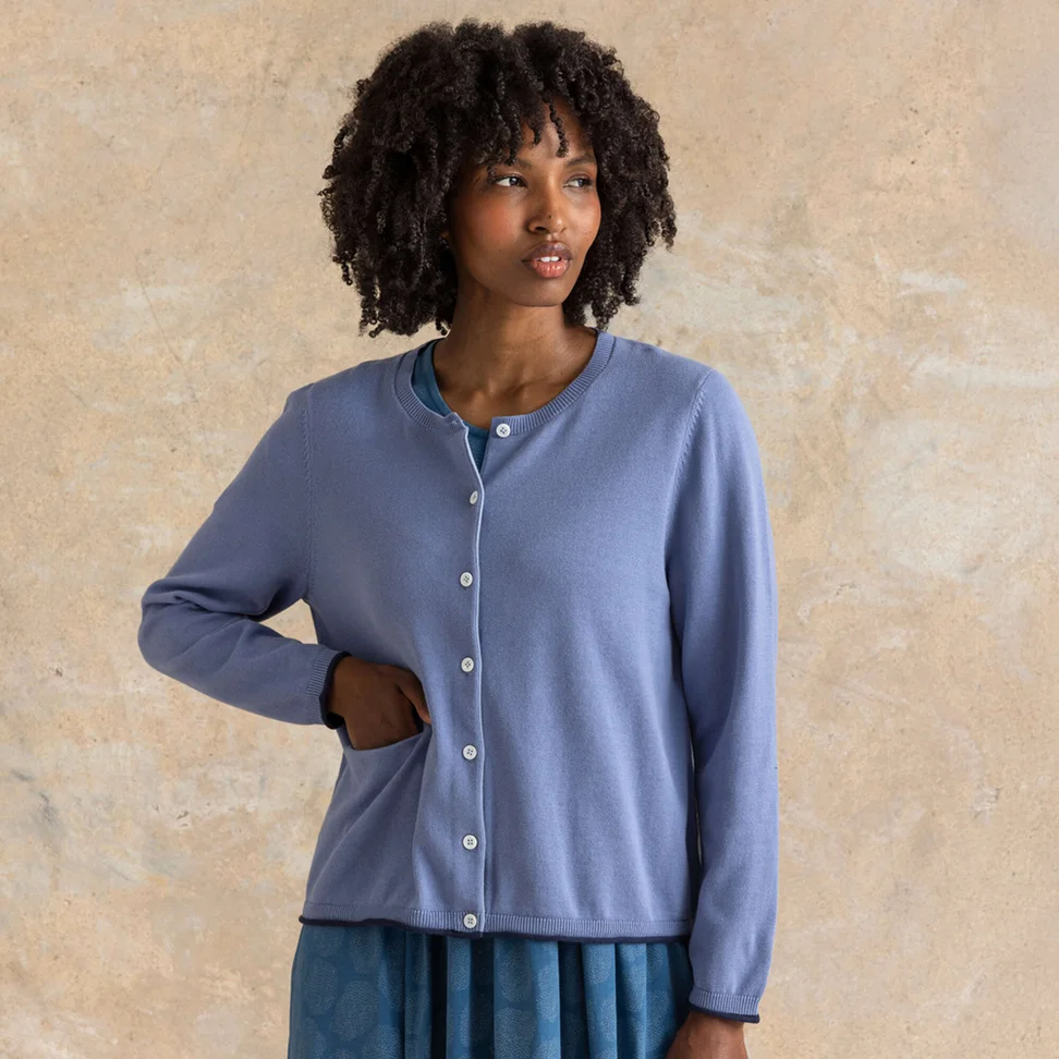 Strikkejakke «Esme» i økologisk / resirkulert bomull - gammelblå