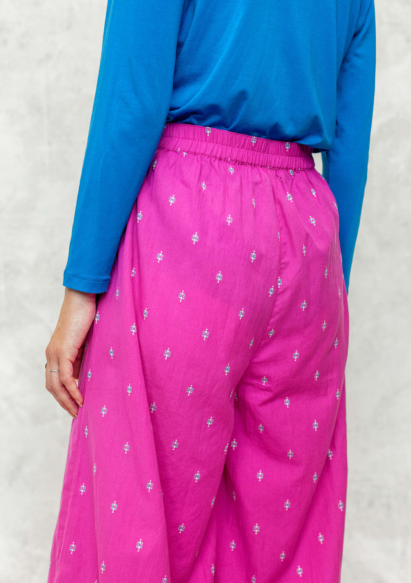 Pantalon tissé à motifs  Signe  en coton biologique rose sauvage thumbnail