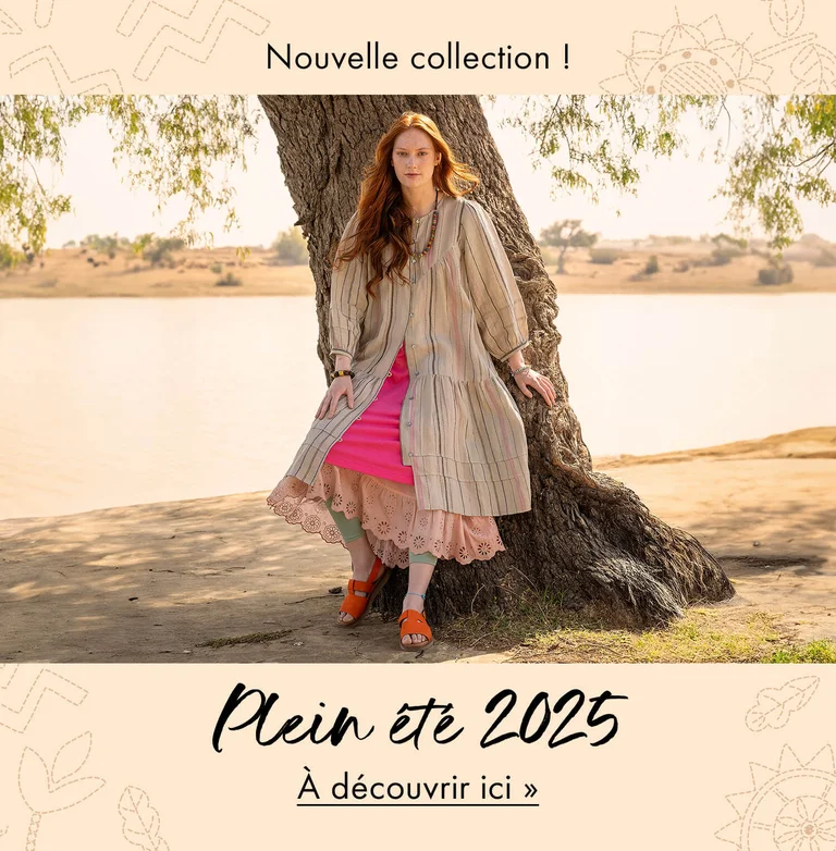 Une femme portant une robe en lin rayée signée Gudrun Sjödén. 