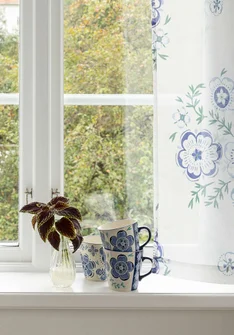 Tasse „Petals“ aus Keramik - porzellanblau