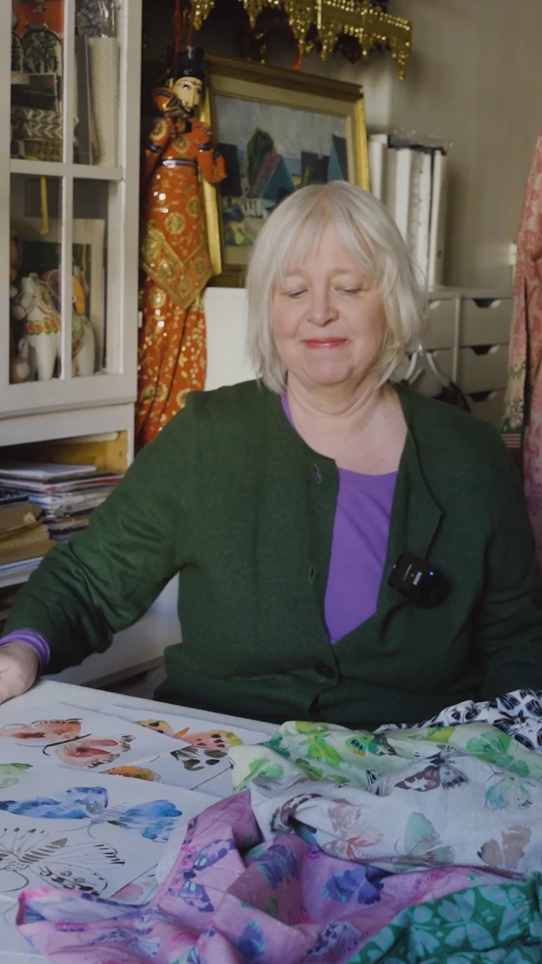 Video Piasta, Gudrun Sjödénin suunnittelijasta, joka istuu kirjoituspöydän ääressä ja kertoo ”Sininen hetki” -mallistostaan.