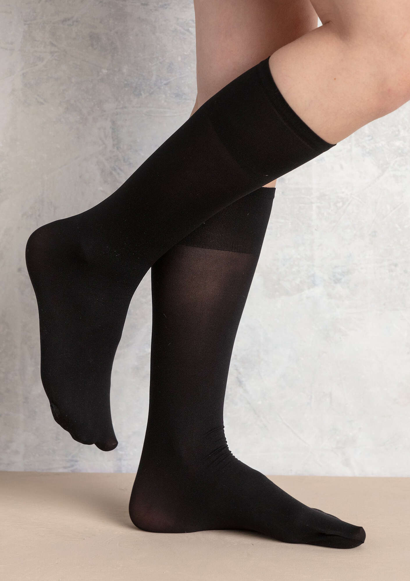 Solid-color knee-highs in recycled nylon black thumbnail
