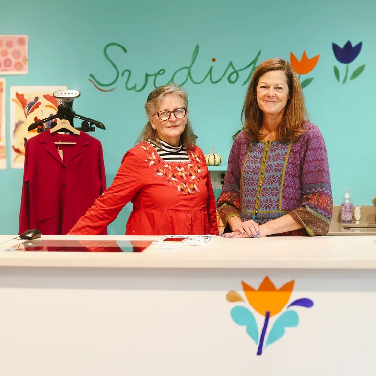 Kvinnor klädda i färgglada kläder från Gudrun Sjödéns butik i London.