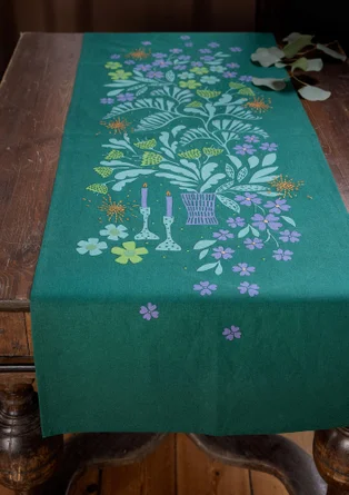 “Gnistra” table runner in organic cotton - light bottle green