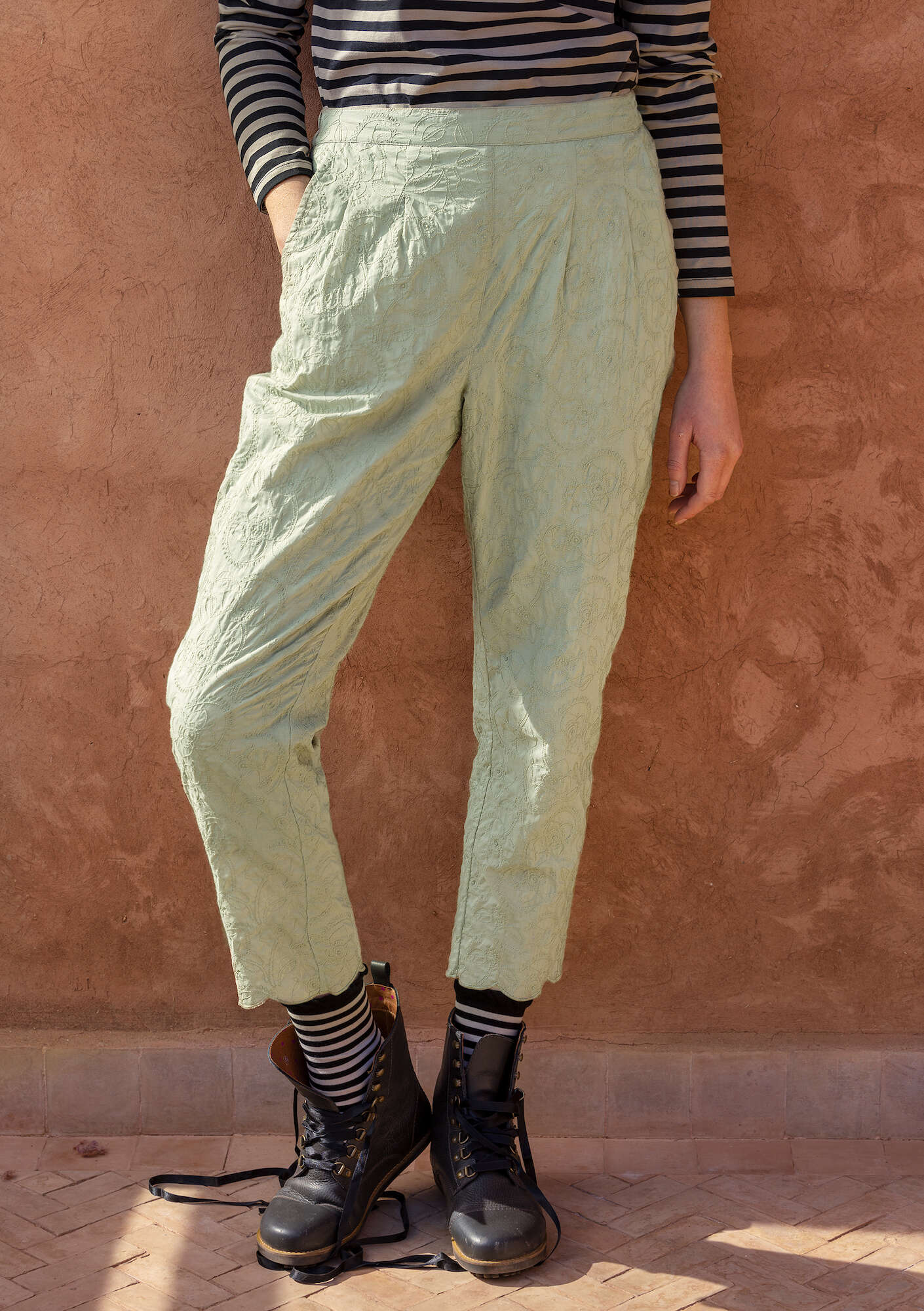 “Kinari” woven organic cotton trousers light warm grey thumbnail