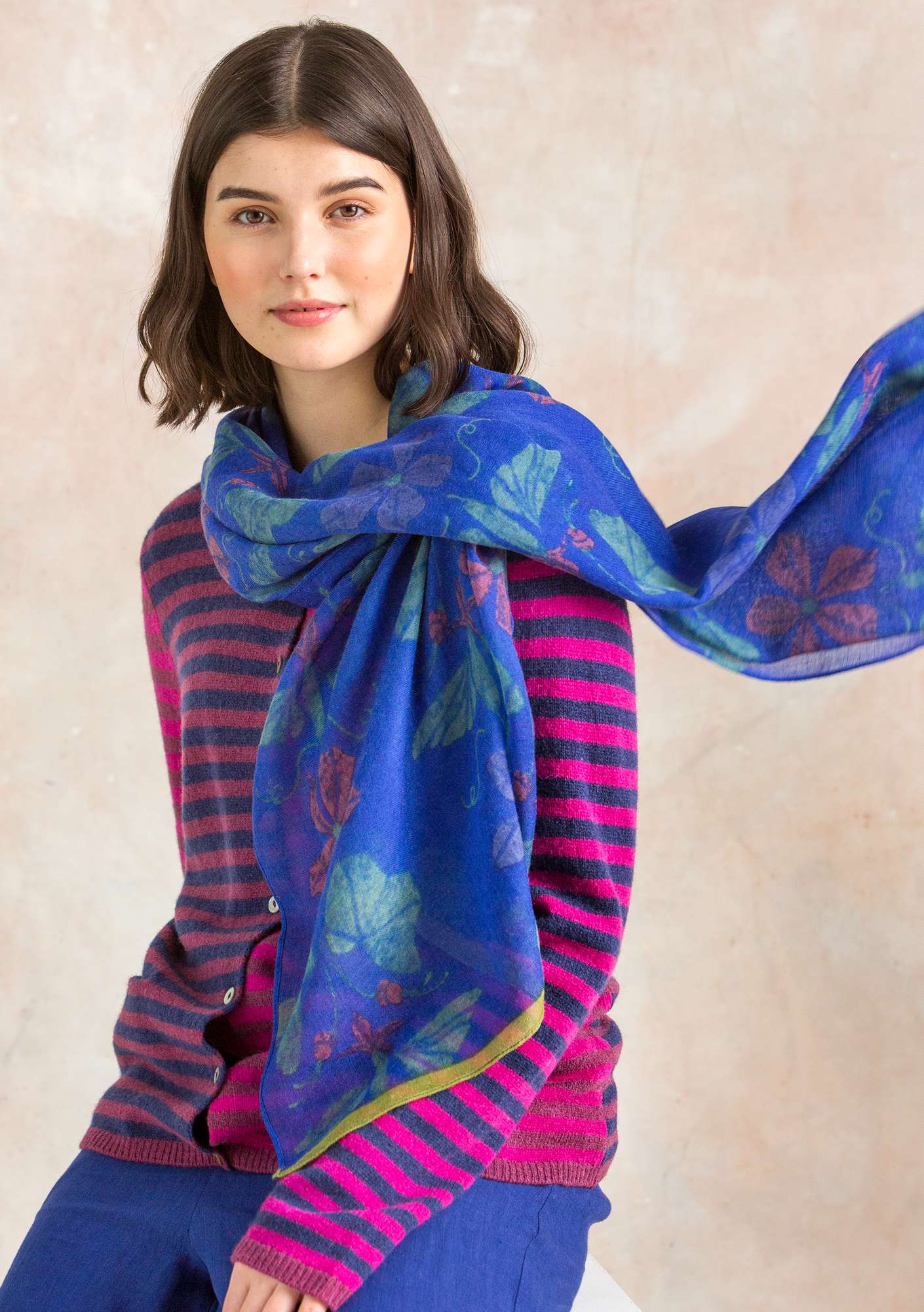 “Kurbits” wool shawl klein blue