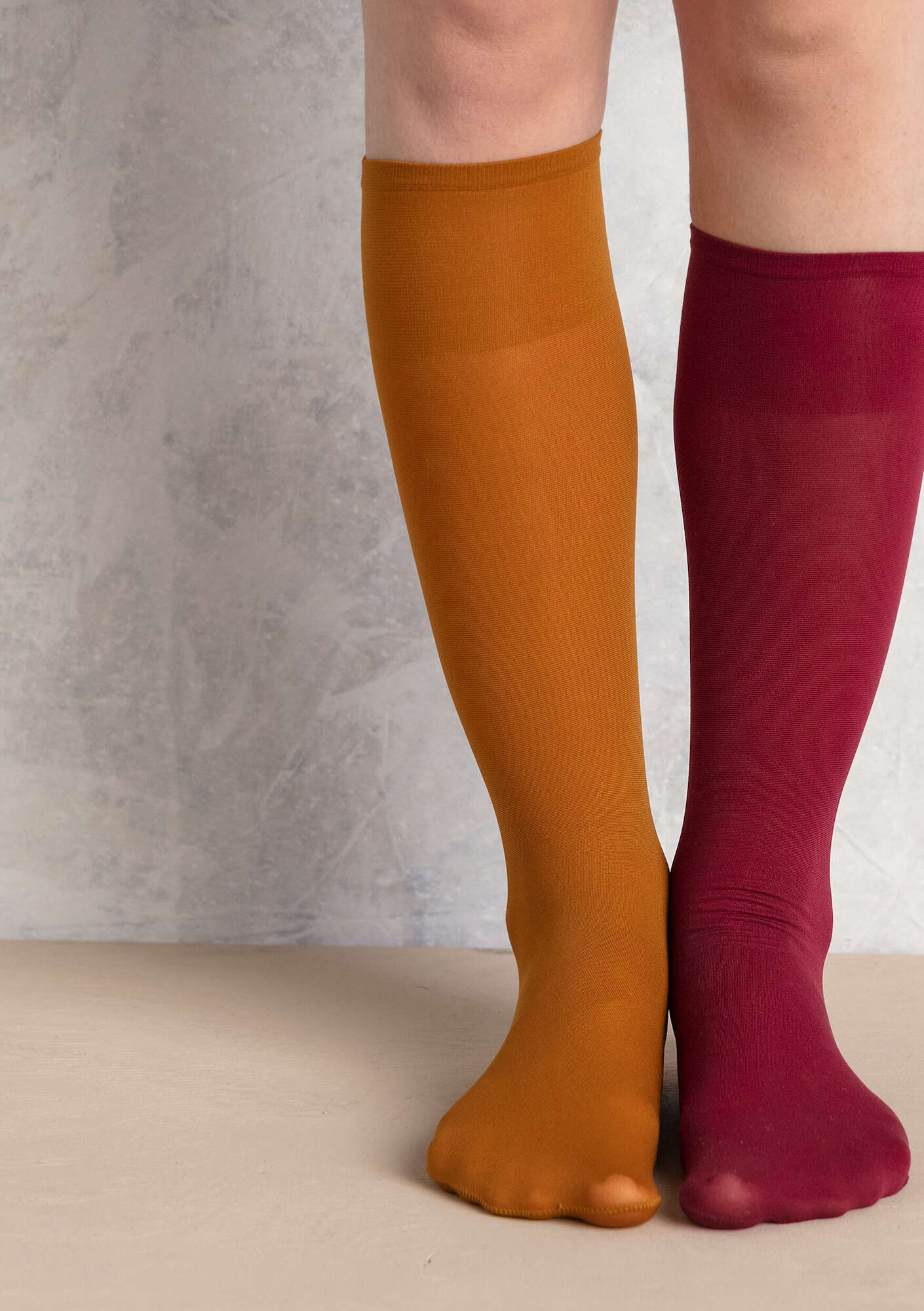 Solid-color knee-highs in recycled nylon curry