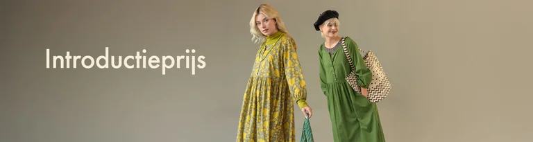 Twee vrouwen gekleed in kleding van Gudrun Sjödén staan tegen een neutrale achtergrond, met de tekst 'Introductieprijs' aan de linkerkant.