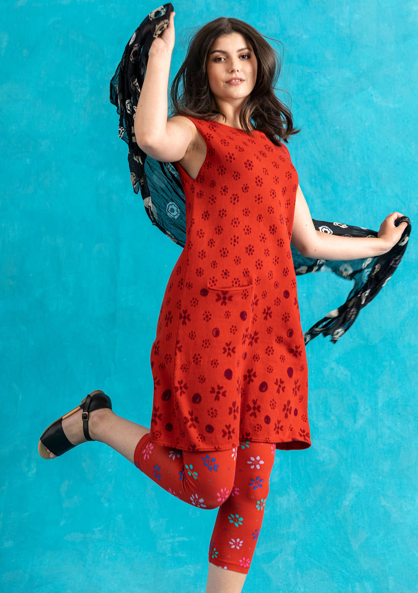 “Iris” knit tunic in organic/recycled cotton parrot red/patterned