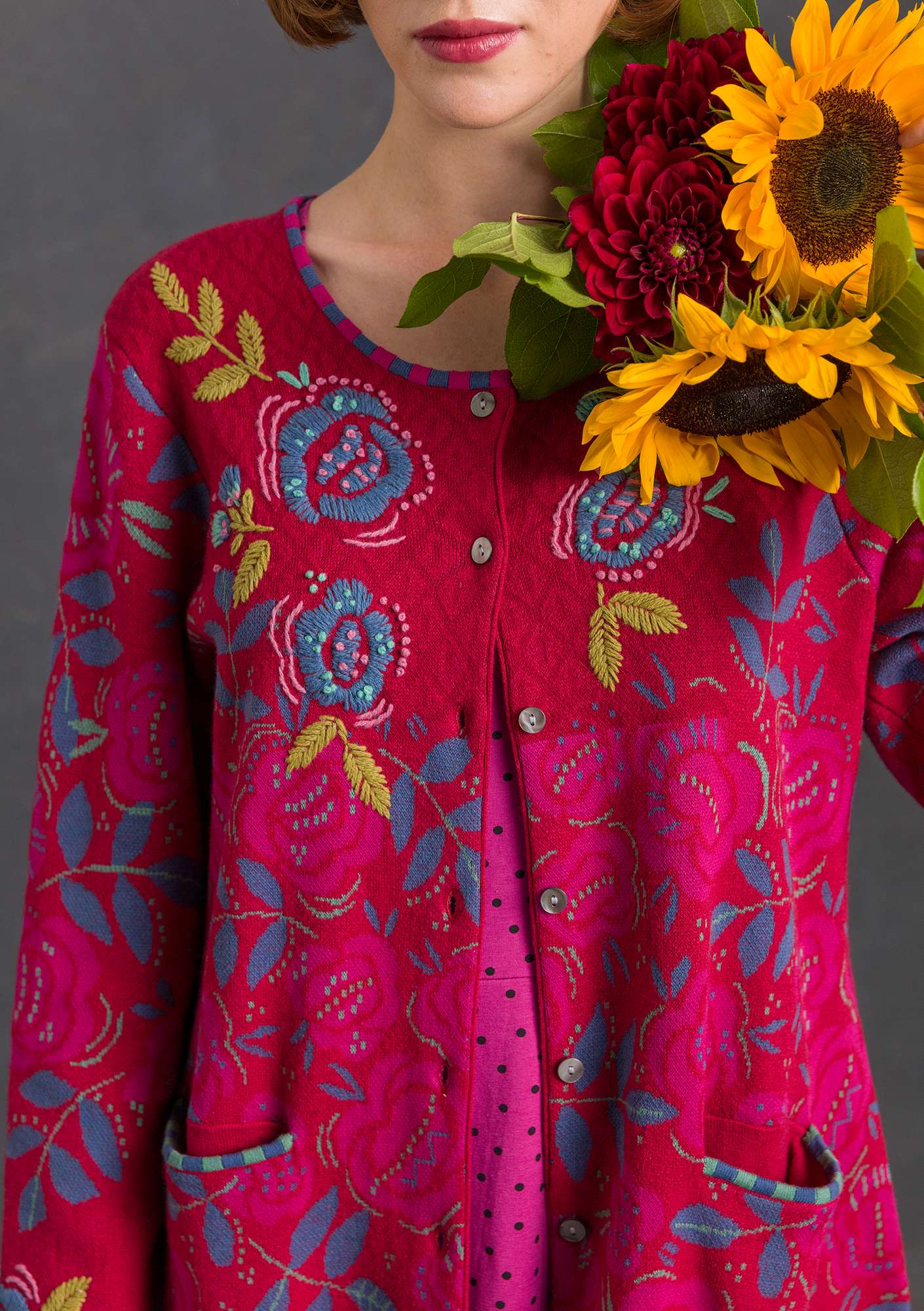 “China Rose” hand-embroidered cardigan in a wool and organic cotton blend cranberry