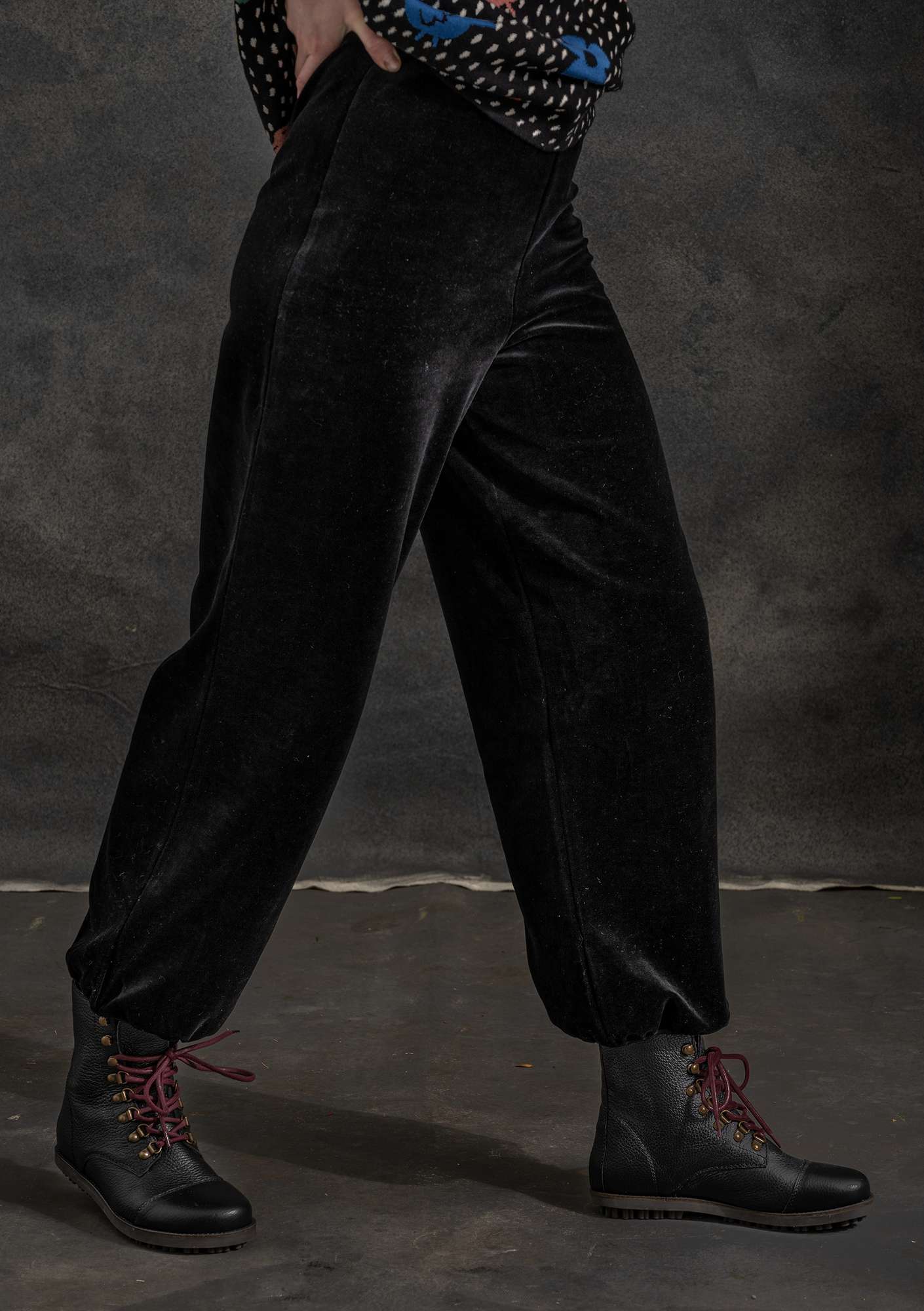 “Fauna” velour pants in organic cotton/recycled polyester black thumbnail