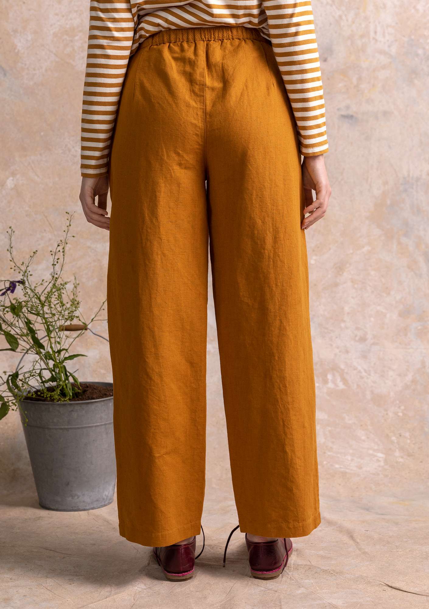 Trousers in a woven cotton/linen blend mustard