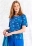 T-Shirt „Ester“ aus Bio-Baumwolle/Elasthan leinenblau-gemustert thumbnail