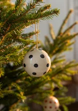 “Alaska Forest” papier-mâché baubles - black