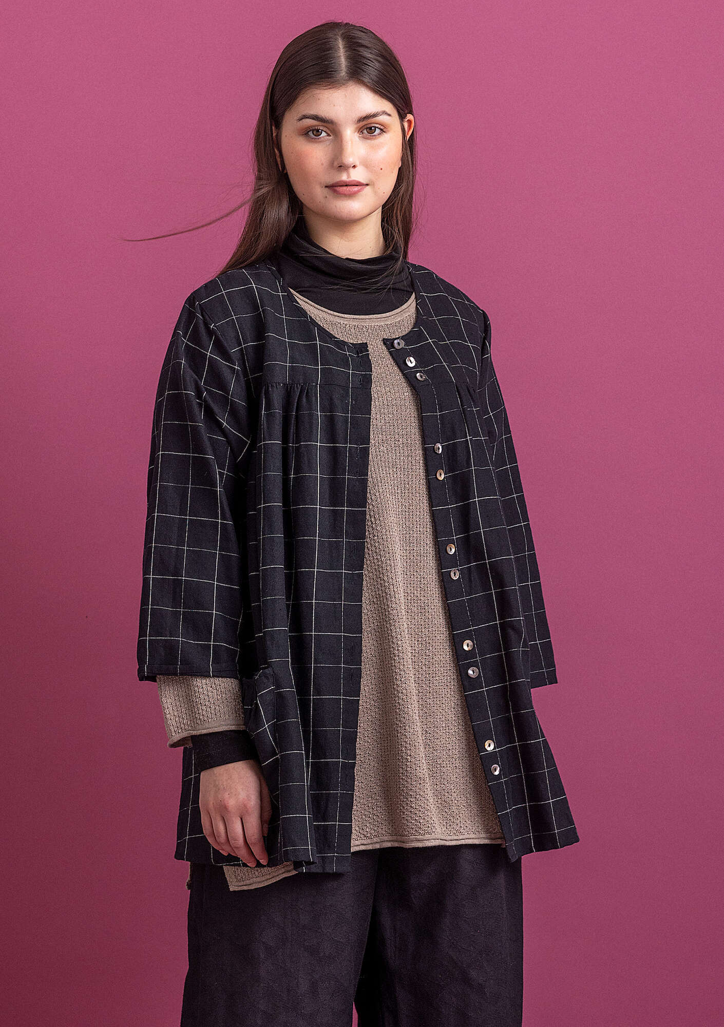 “Greta” woven artist’s blouse in organic cotton/linen black