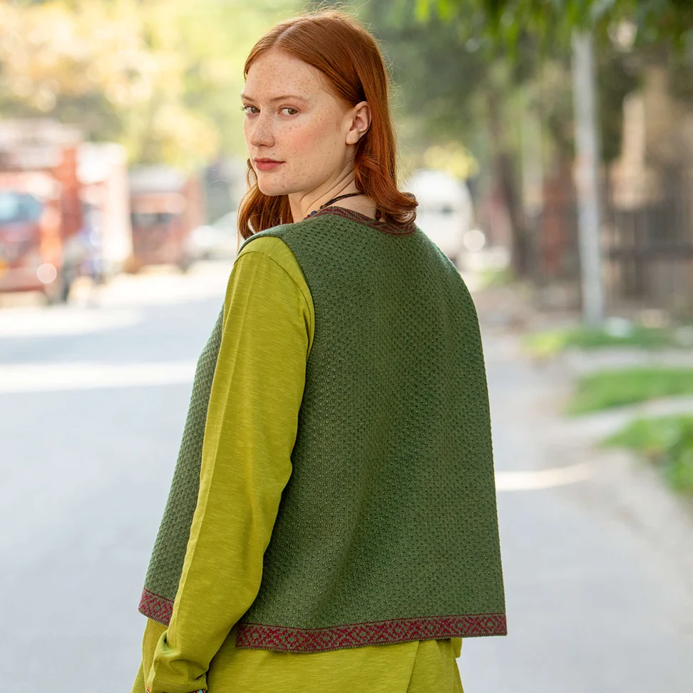 Strikket vest «Helena» i lammeullblanding - gressgrøn/meleret