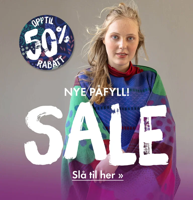 En kvinne kledd i fargesterke klær fra Gudrun Sjödén.