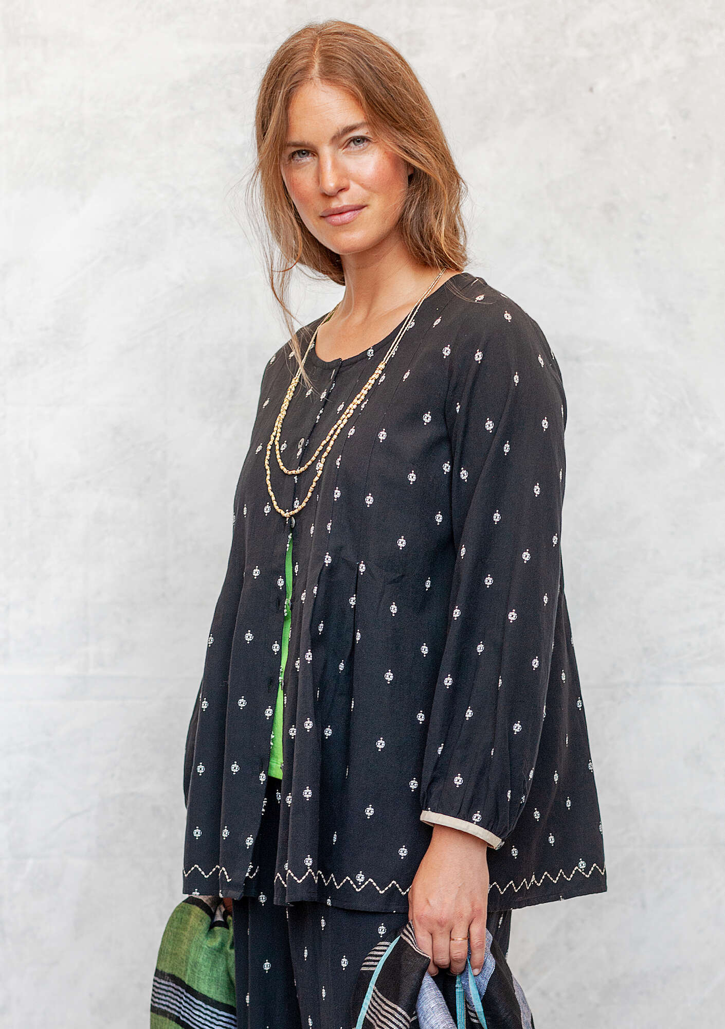 “Signe” smock blouse in woven organic cotton black