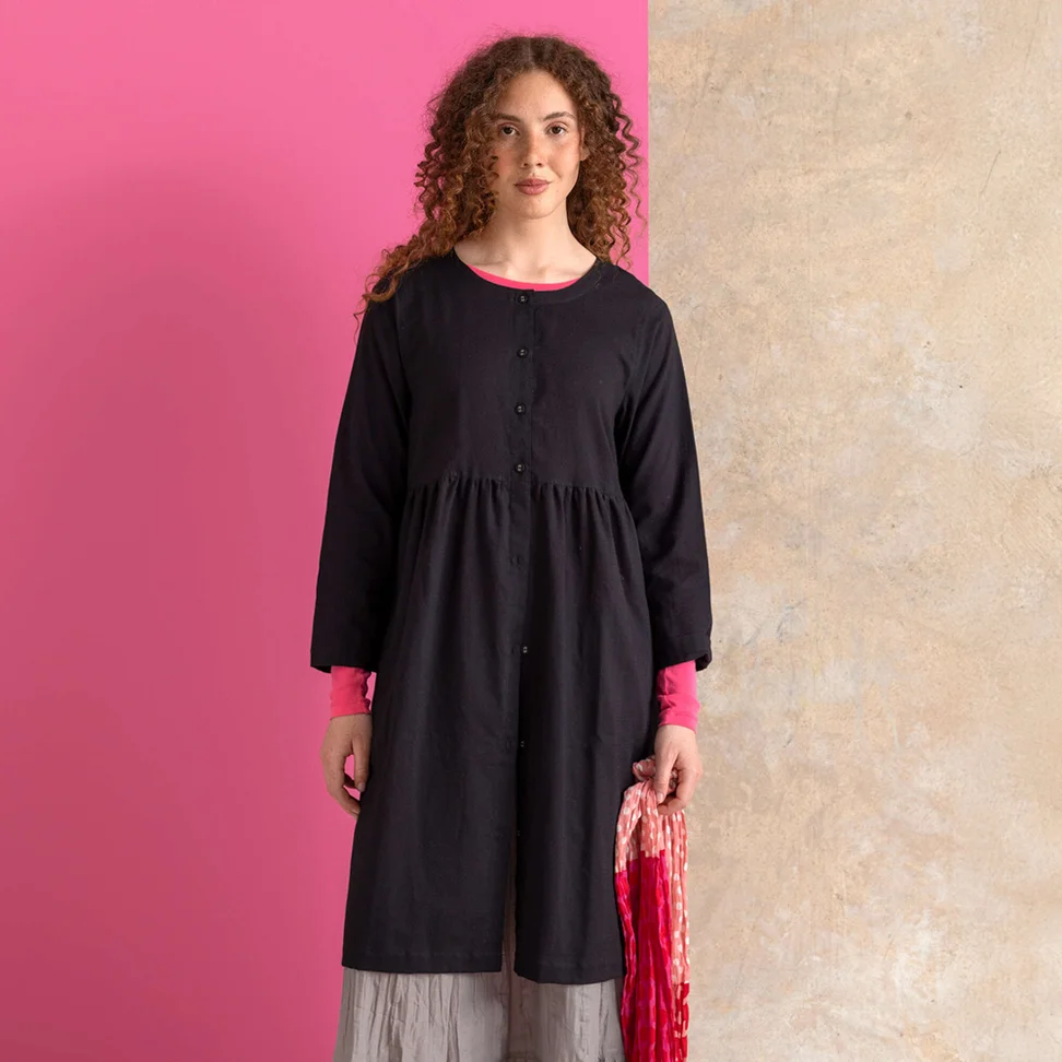 Robe tissée ”Vendela” en coton biologique - noir