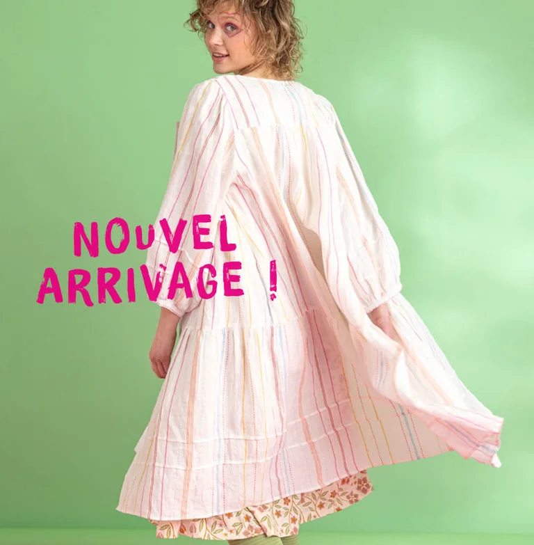 Deux femmes portant des robes signées Gudrun Sjödén. 