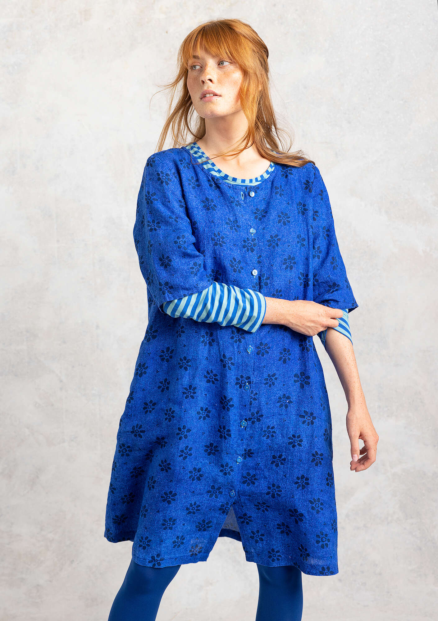 Vevd kjole «Ester» i lin safirblå/mønstret