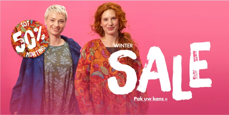 Twee vrouwen gekleed in kleurrijke kleding van Gudrun Sjödén.