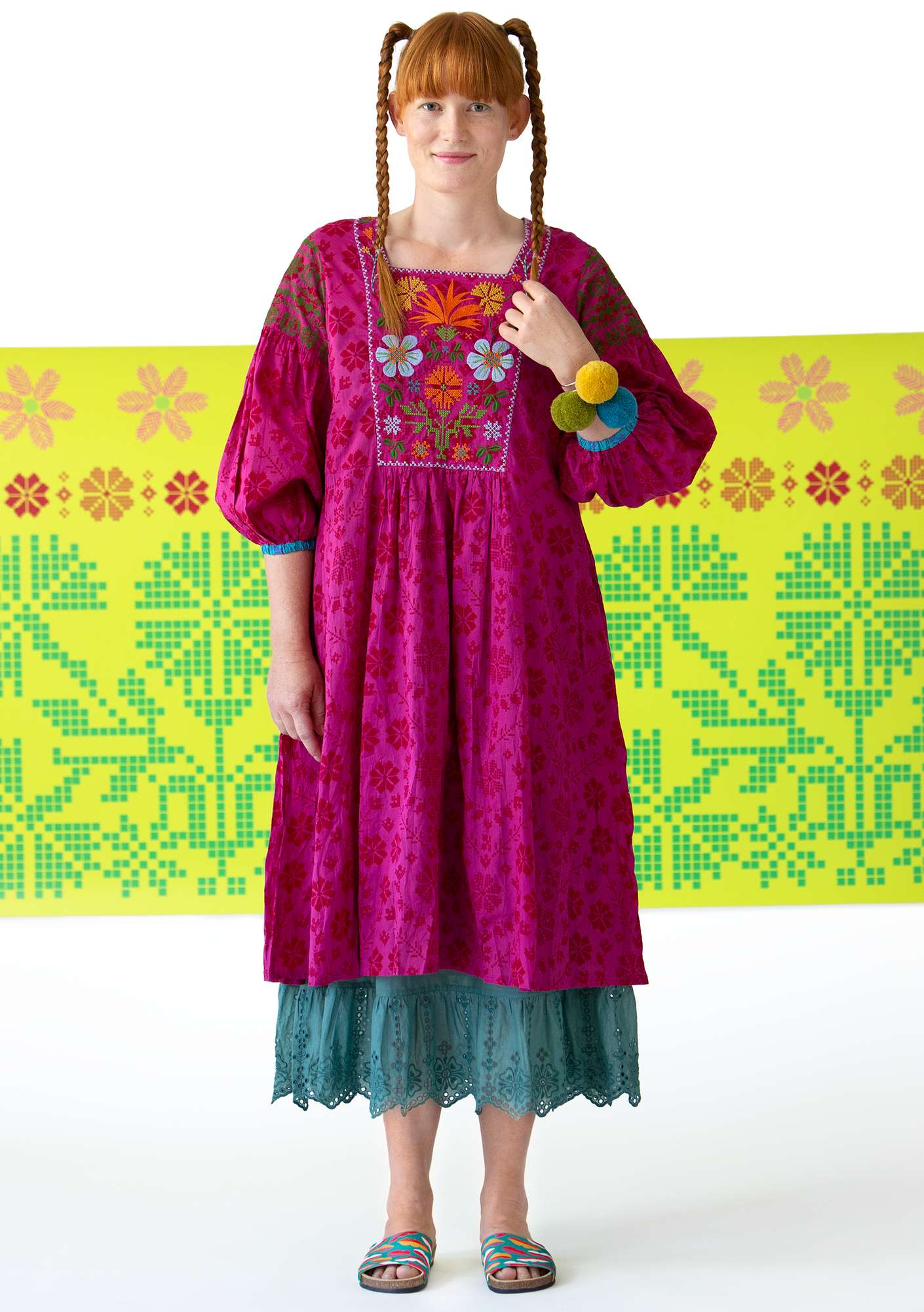 Vevd kjole «Liiva» i økologisk bomull hibiskus thumbnail