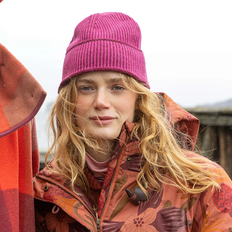 Hat in lambswool/organic and recycled cotton - red cabbage/cerise