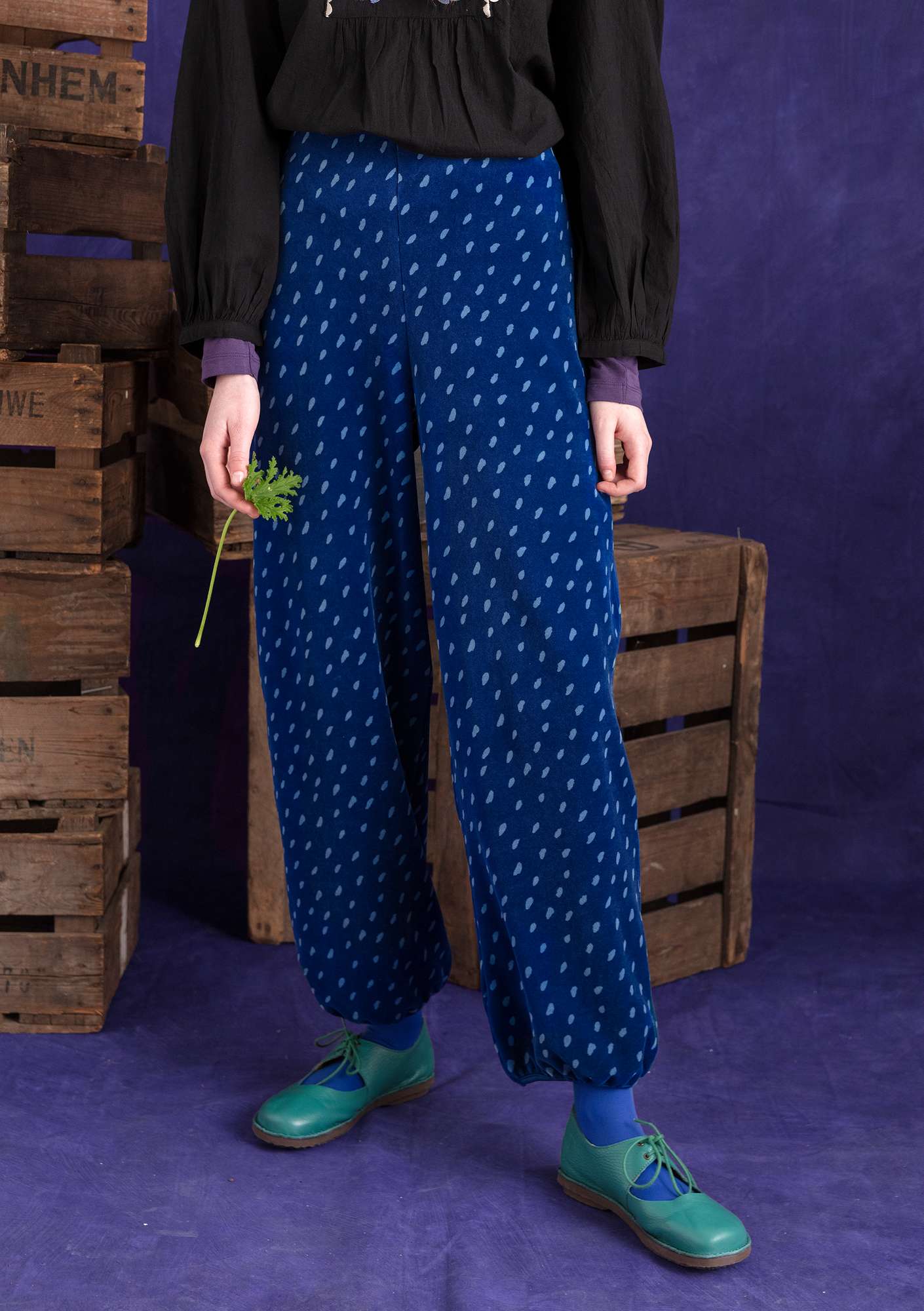 “Fauna” velour trousers in organic cotton/recycled polyester indigo blue/patterned thumbnail