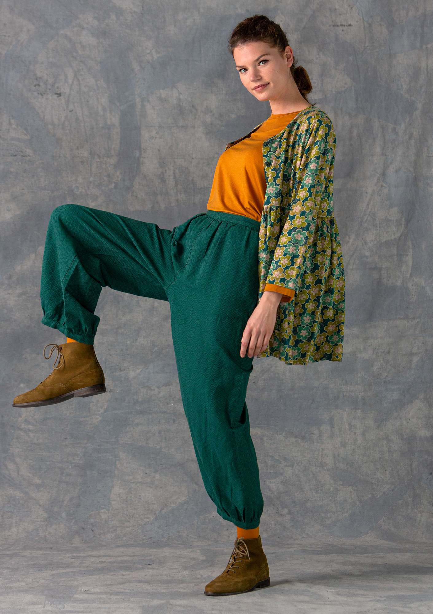 Trousers in a woven cotton/linen blend peacock green
