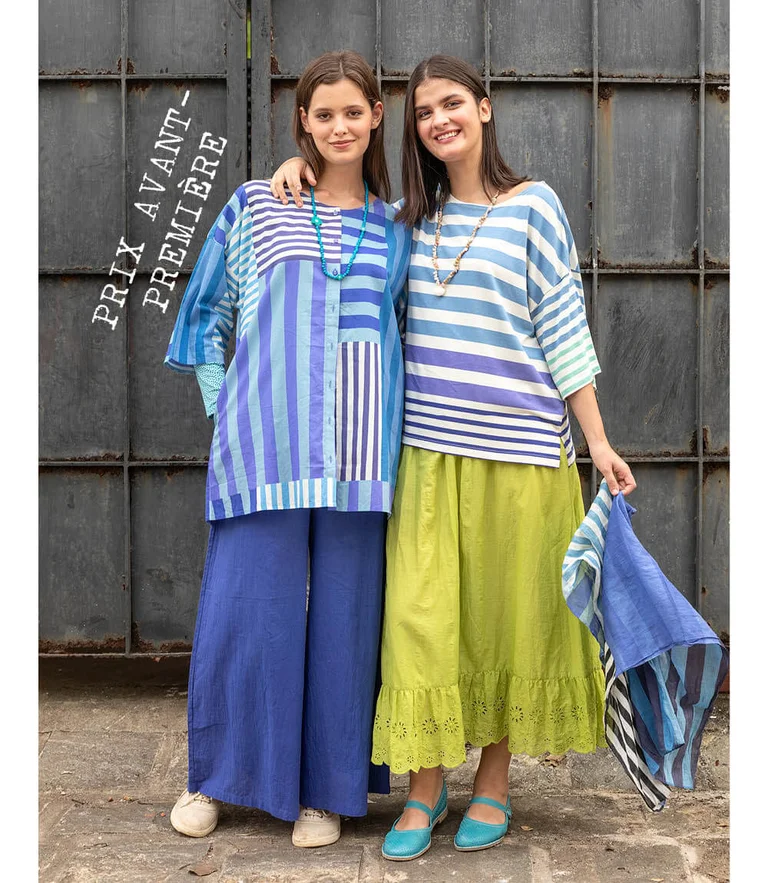 Deux femmes portant des vêtements rayés signés Gudrun Sjödén. L'une des femmes tient un foulard assorti à la main.