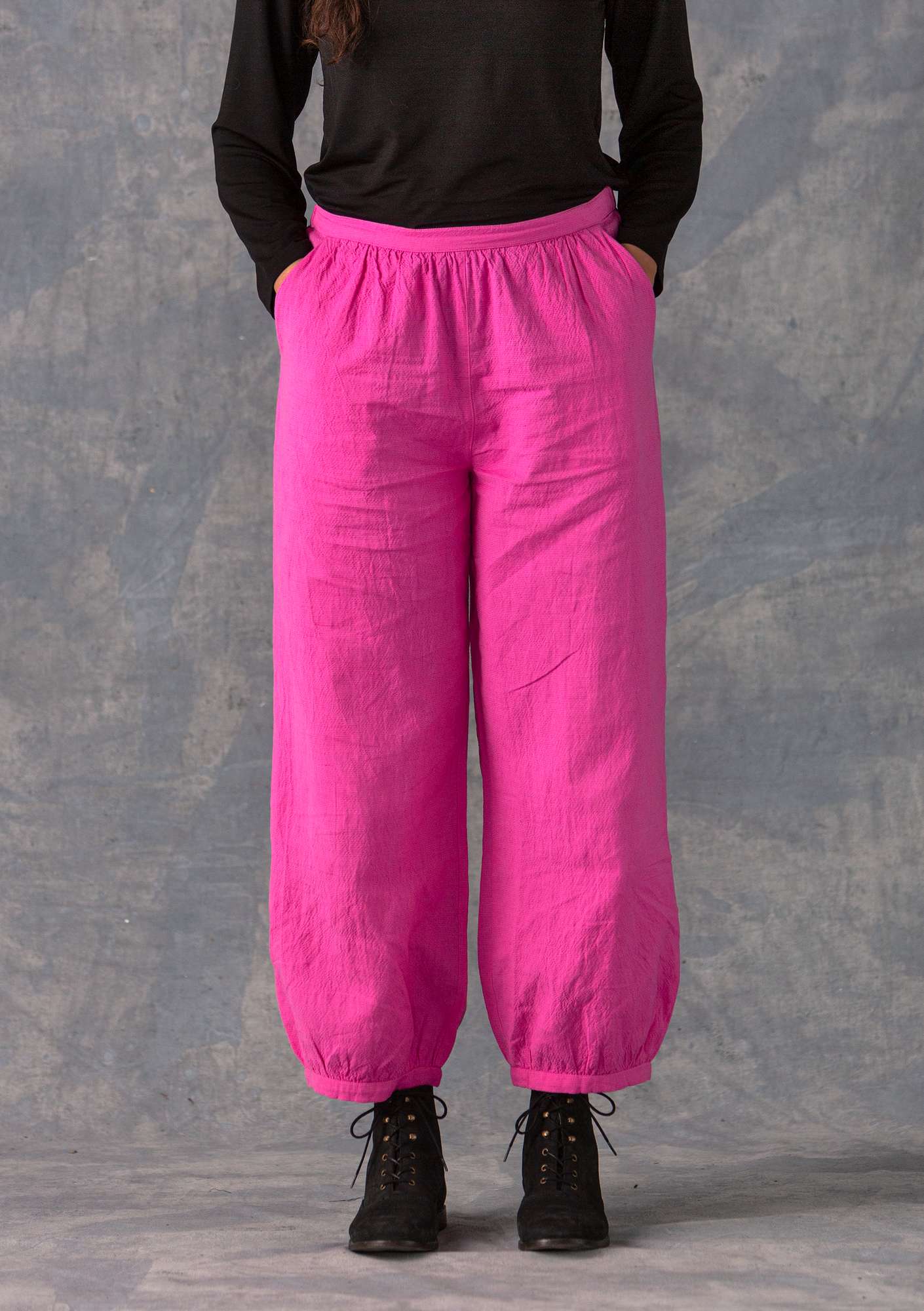 Trousers in a woven cotton/linen blend dark peony