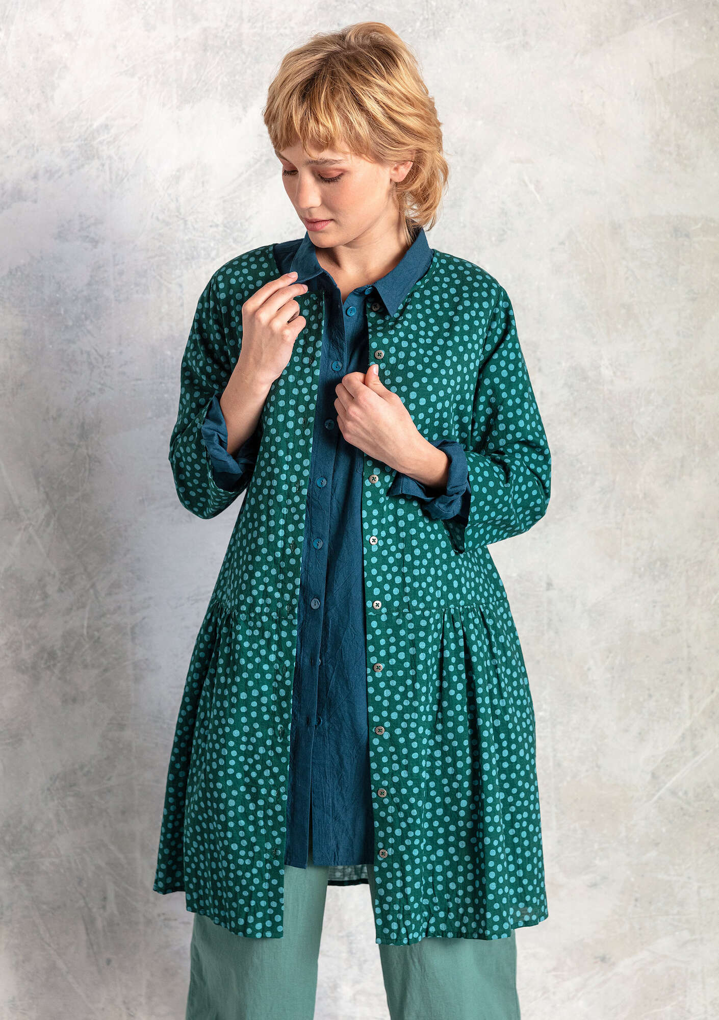 Vævet kjole  Alice  i økologisk bomuld mørkegrøn/mønstret thumbnail