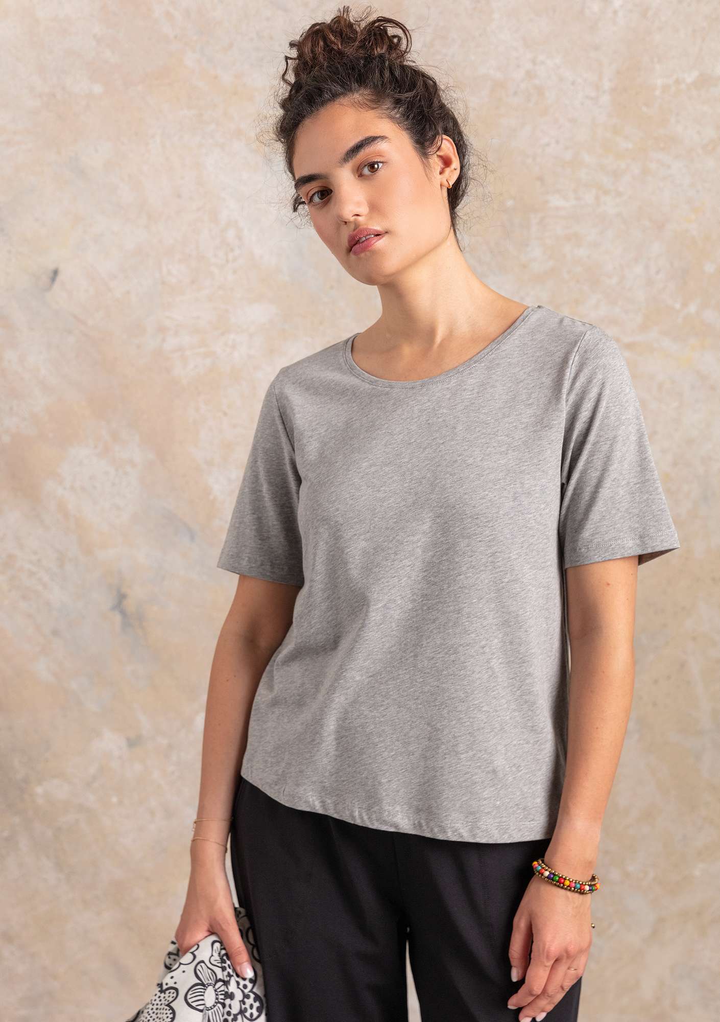 T-skjorte «Iliana» i økologisk bomull /elastan elafantgråmeleret thumbnail
