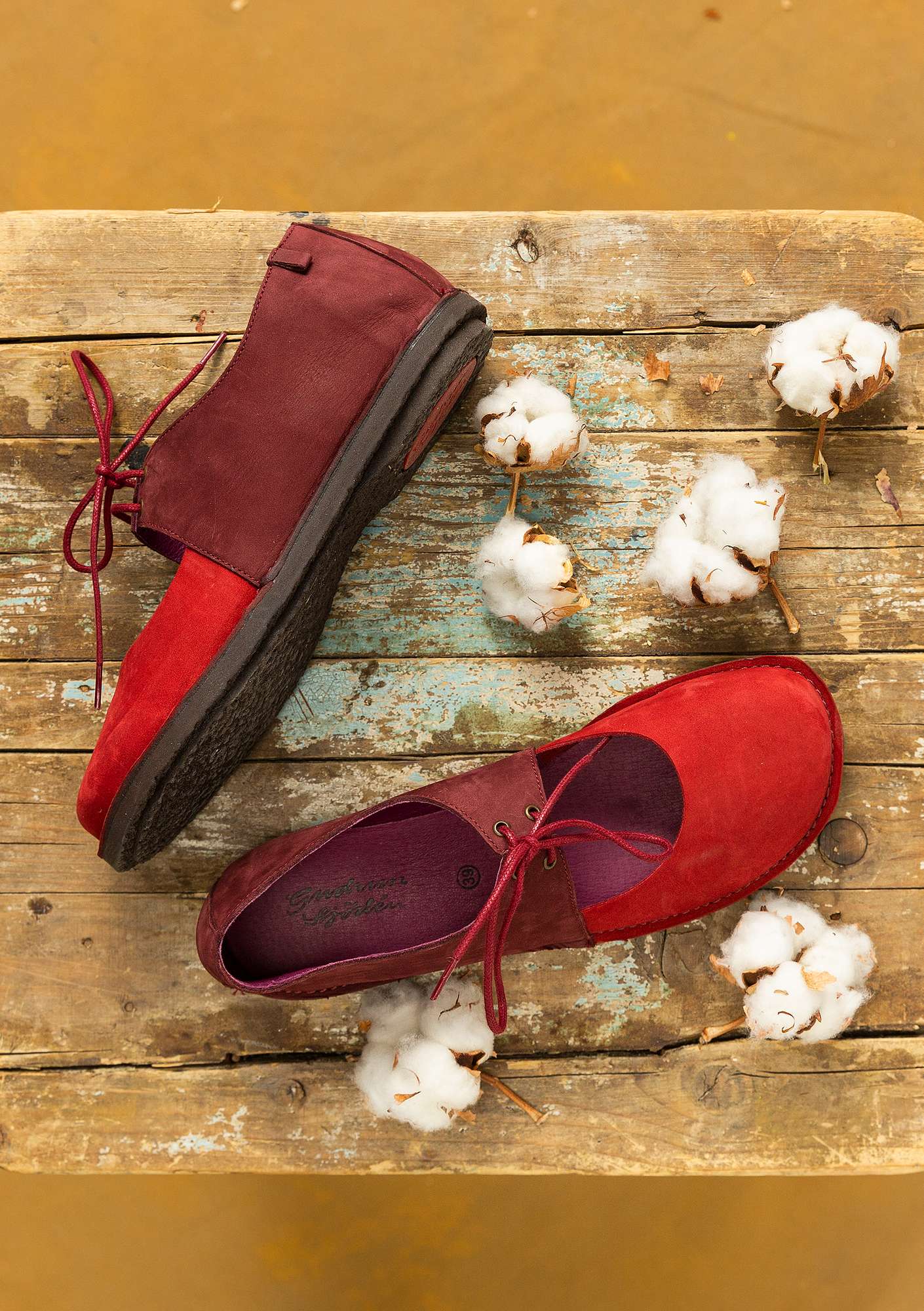 Lace-ups made of nubuck agate red