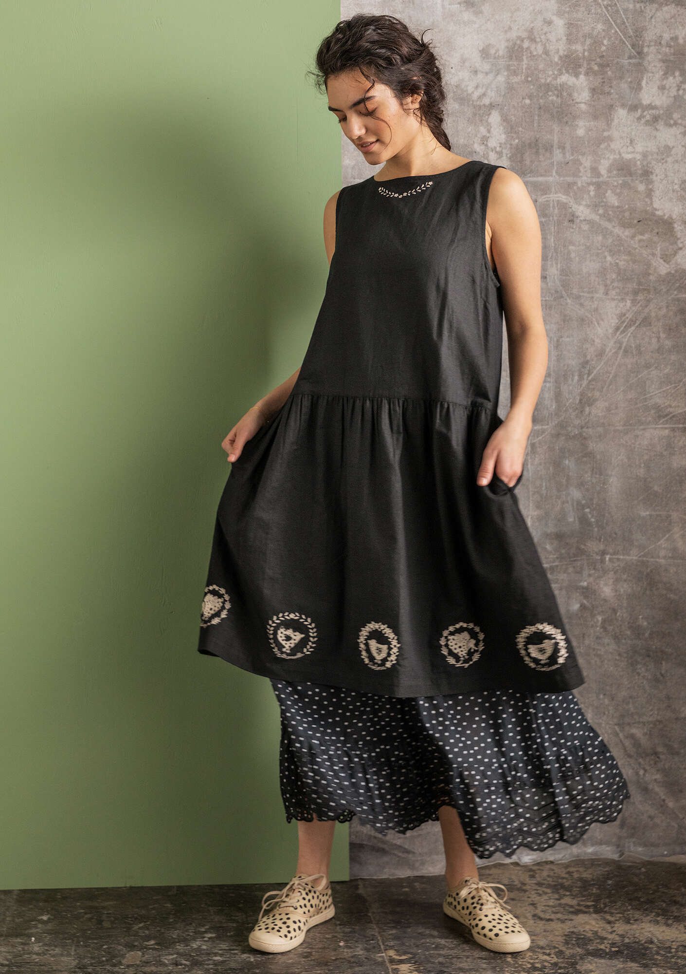 “Petronella” dress in woven organic cotton/linen black thumbnail