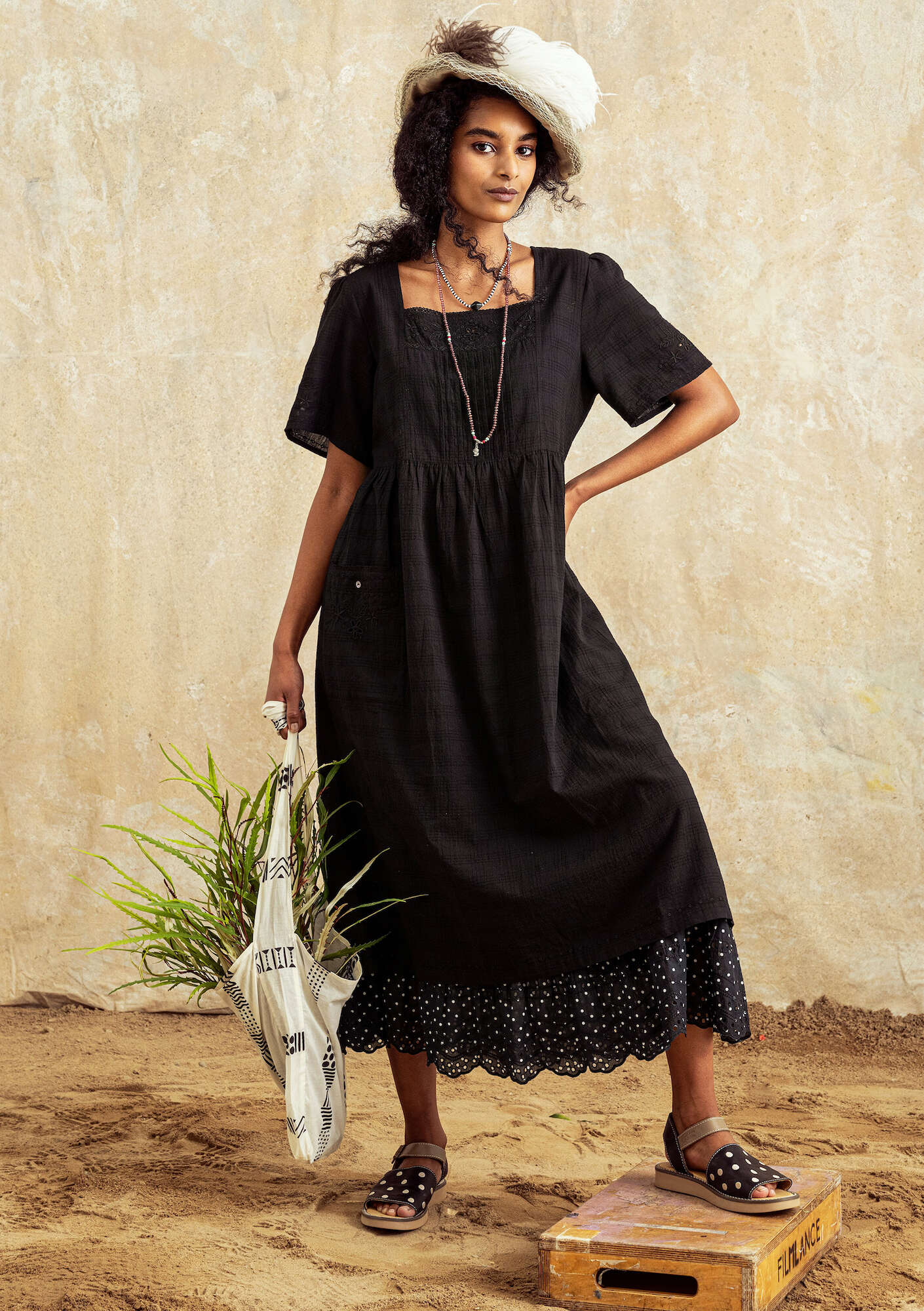 Vävd klänning  Tania  i ekologisk bomull svart thumbnail