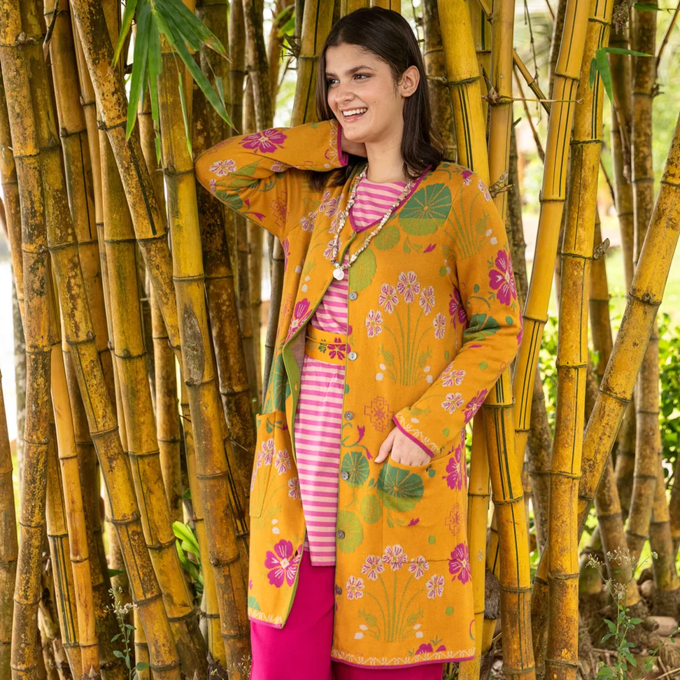 Lang strikkejakke «Täppa» i økologisk bomull - sennep