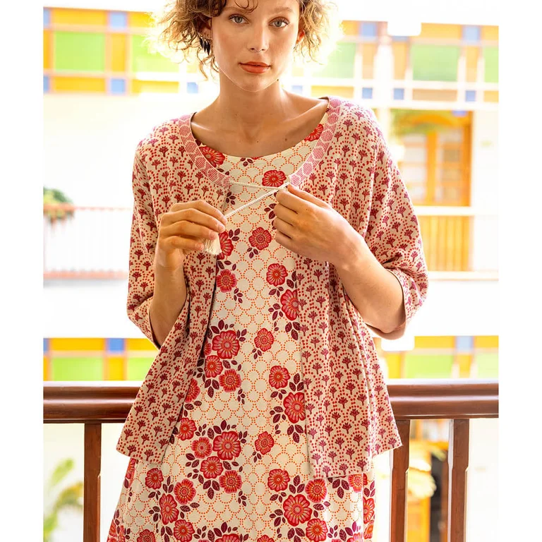 Een vrouw in laagjes gebloemde kleding van Gudrun Sjödén.