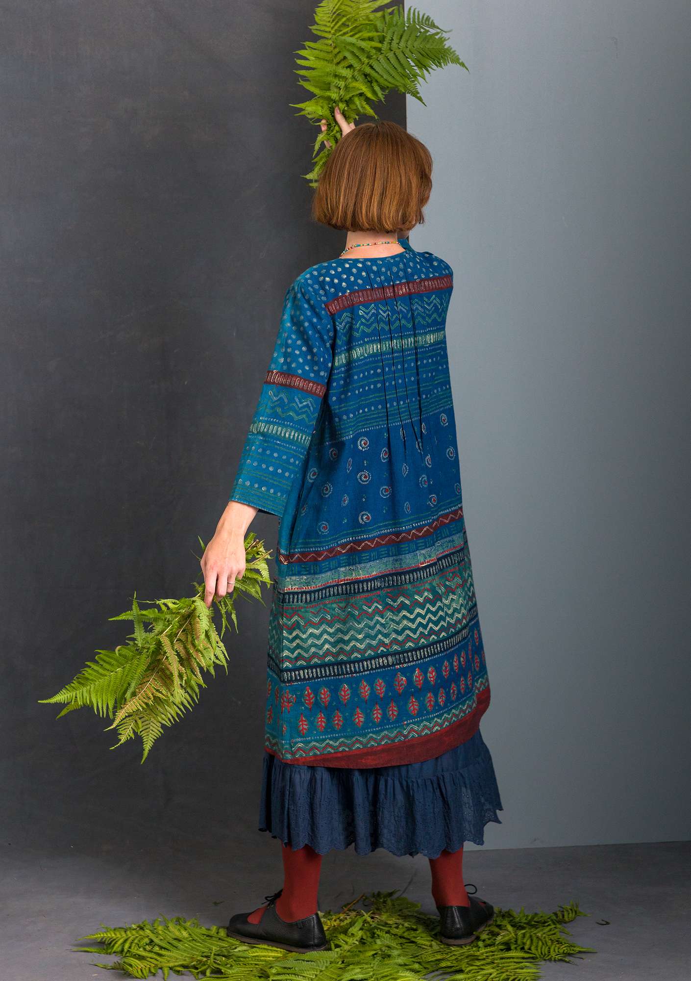 Vevd kjole «Madame Indigo» i økologisk bomull indigo thumbnail